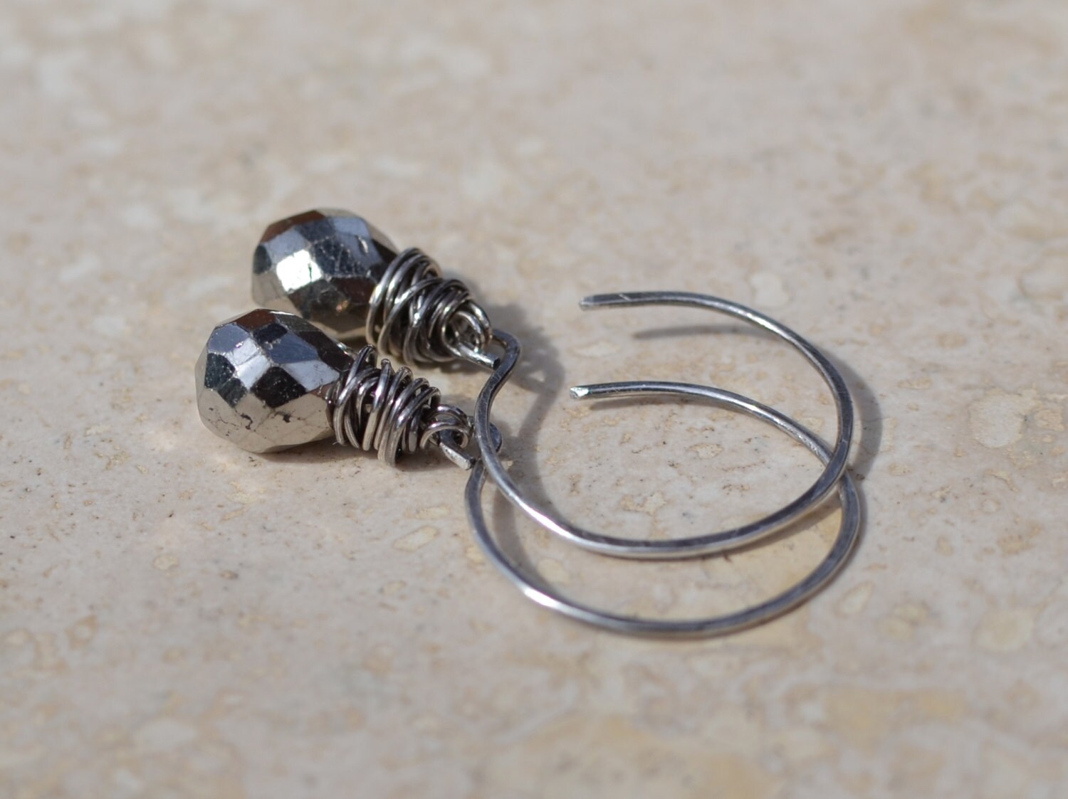 Wire Wrapped Facettierte Pyrit Ohrringe - Oxidierte Sterling Silber Ohrhänger Stargazer Von Splendorvendor Wire Wrapped Facettierte Pyrit Ohrringe - Oxidierte Sterling Silber Ohrhänger Stargazer Von Splendorvendor von SplendorVendor
