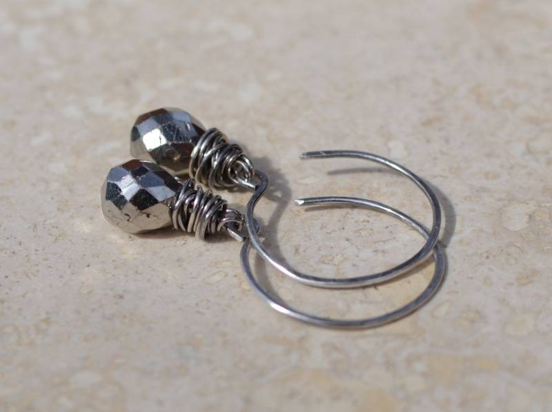 Wire Wrapped Facettierte Pyrit Ohrringe - Oxidierte Sterling Silber Ohrhänger Stargazer Von Splendorvendor Wire Wrapped Facettierte Pyrit Ohrringe - Oxidierte Sterling Silber Ohrhänger Stargazer Von Splendorvendor von SplendorVendor