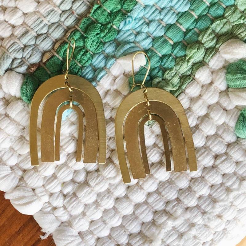 Die Ellanore Alle Messing Regenbogen Ohrringe von SplendorandStone