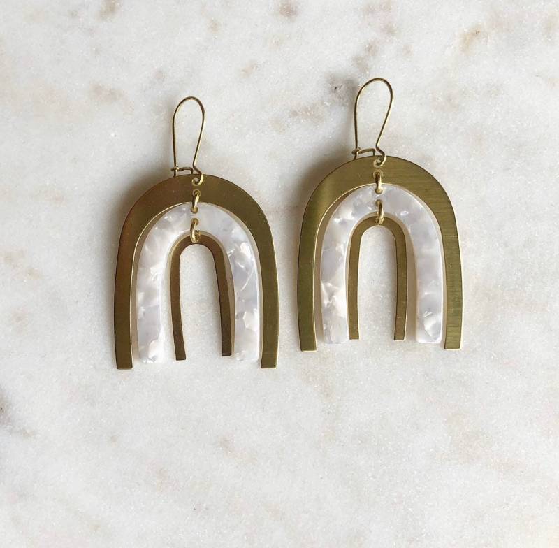 Die Ellanore Ohrringe Messing + Weiße Perle Acetat Regenbogen von SplendorandStone