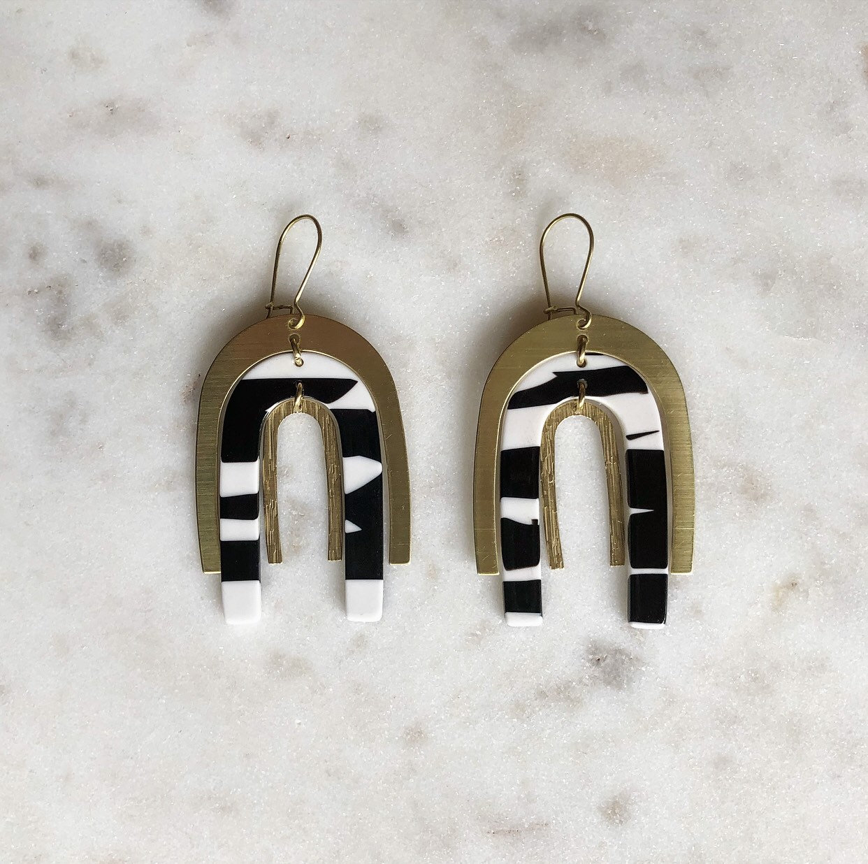 The Ellanore Ohrringe Messing + Weiß Schwarz Gestreifte Acetat-Regenbogen-Ohrringe von SplendorandStone