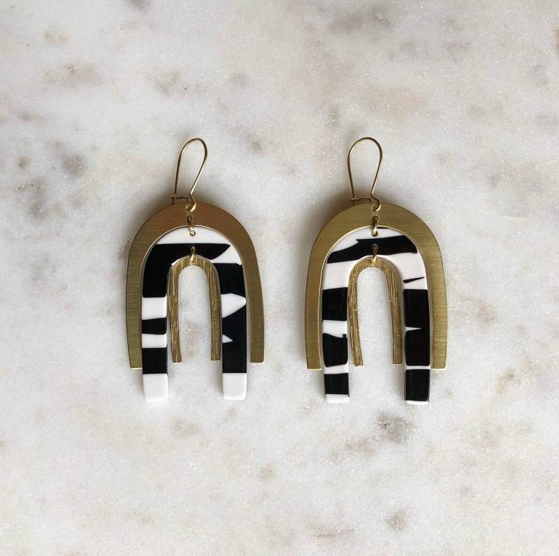 The Ellanore Ohrringe Messing + Weiß Schwarz Gestreifte Acetat-Regenbogen-Ohrringe von SplendorandStone