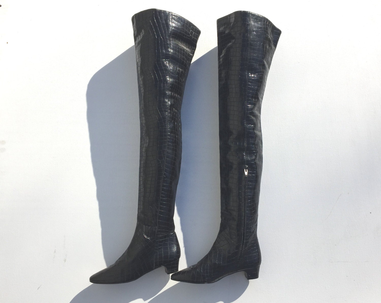 1960Er Jahre Faux Croc Overknee-Stiefel - Schwarze Vinyl Mod Stiefel Größe 6, 5 1960Er Jahre Faux Croc Overknee-Stiefel - Schwarze Vinyl Mod Stiefel Größe 6, 5 von SplendoreBoutique