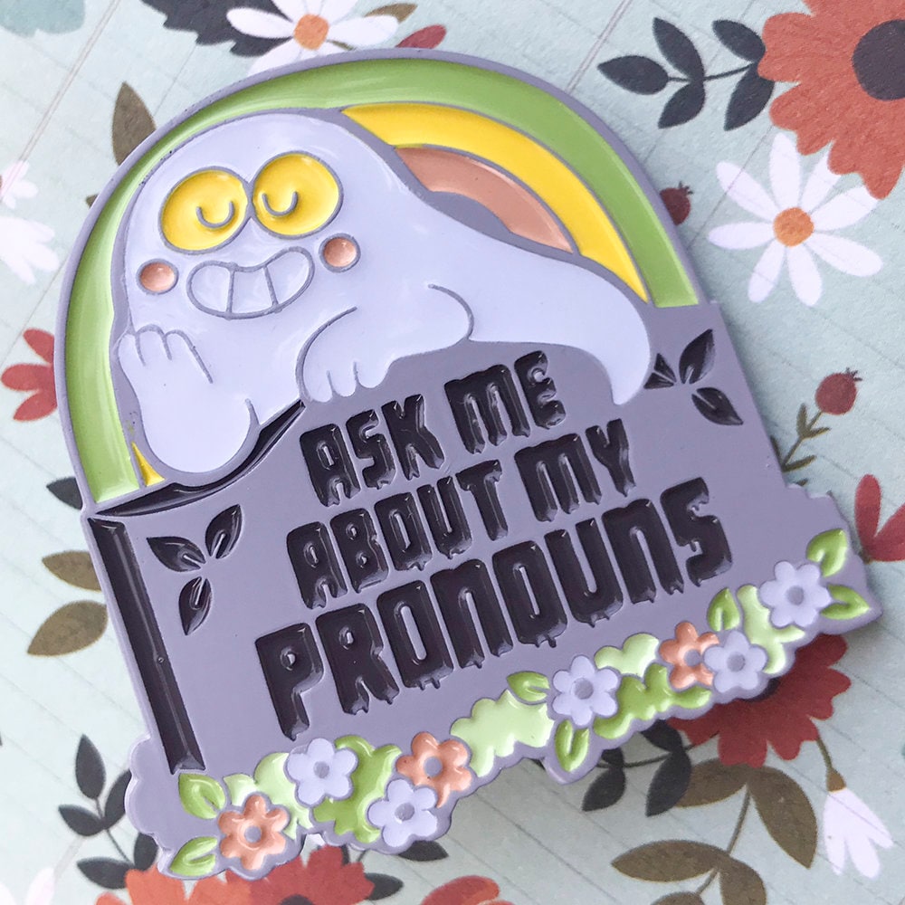 Frag Mich Nach Meinen Pronomen - Glowing Ghost Emaille Pin von SplitHares