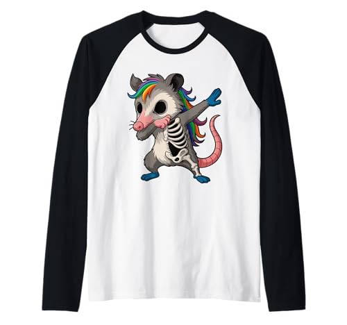 Halloween Dabbing Opossum Regenbogen Skelett Kinder Raglan Halloween Dabbing Opossum Regenbogen Skelett Kinder Raglan von Spooky Critter Celebration