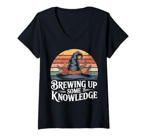 Damen Brewing Up Some Knowledge Halloween Design T-Shirt mit V-Ausschnitt Damen Brewing Up Some Knowledge Halloween Design T-Shirt mit V-Ausschnitt von Spooky Season Designs
