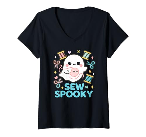 Damen Sew Gruseliger niedlicher Geist Nähen Halloween Kostüm Handwerk Design T-Shirt mit V-Ausschnitt von Spooky Stitch Apparel
