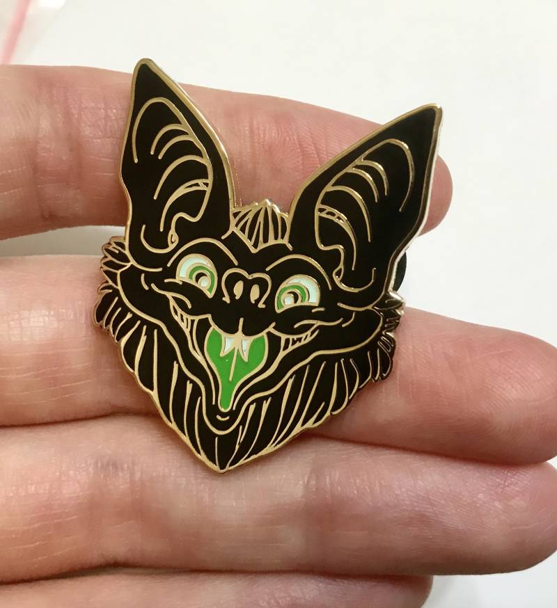 Schwarze Dämon Fledermaus 40mm Emaille Pin von Spookykawaiiadesu