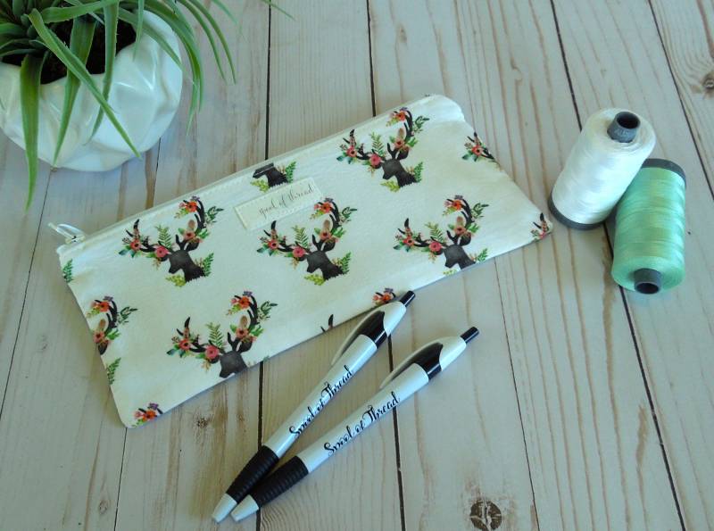 Black Floral Hirsch-Kontur-Bleistift-Beutel von SpoolofThreadDesigns