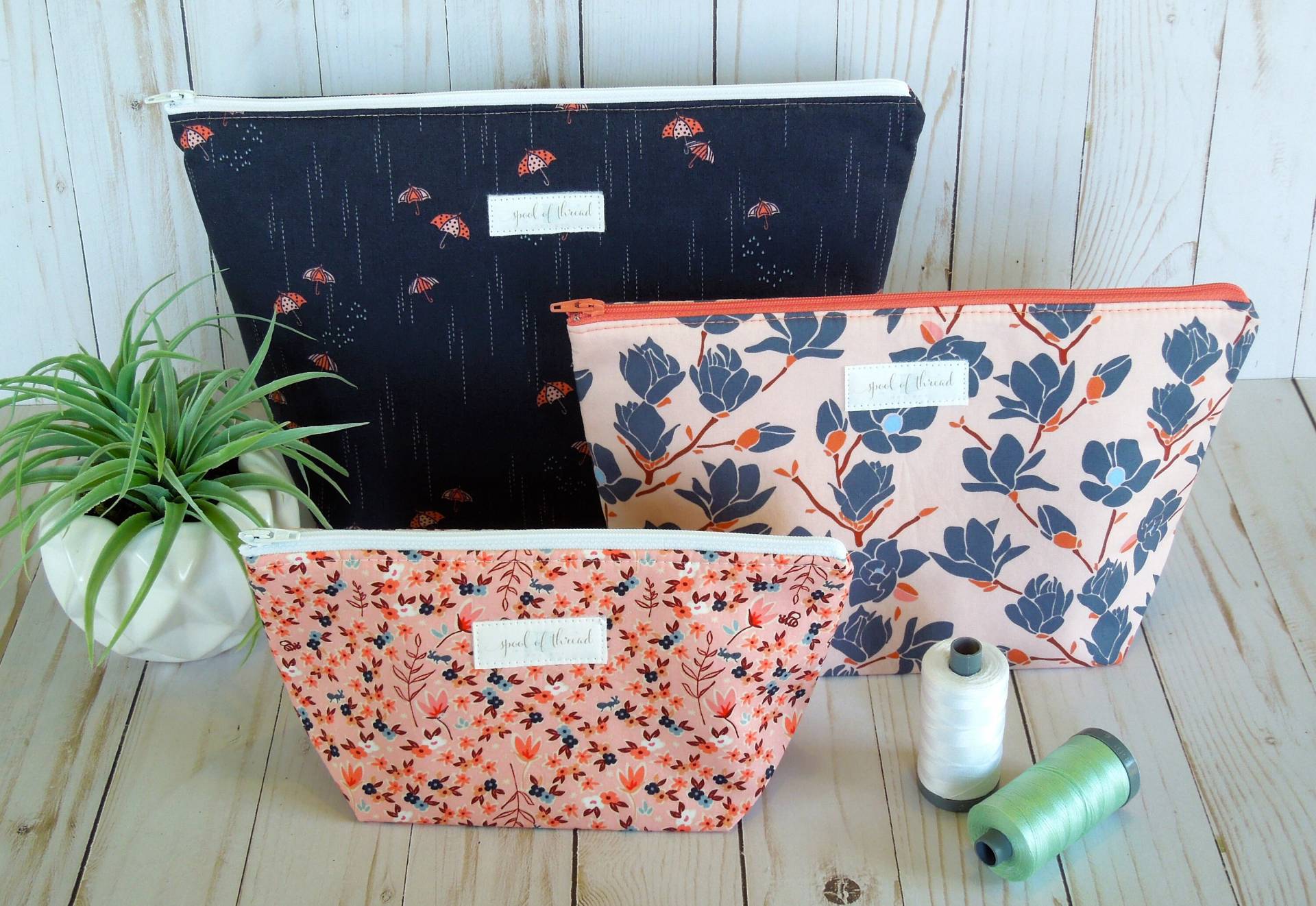 Charleston Stoffkollektion Wide Open Zip Pouch Set/Kosmetikset Reiseset von SpoolofThreadDesigns