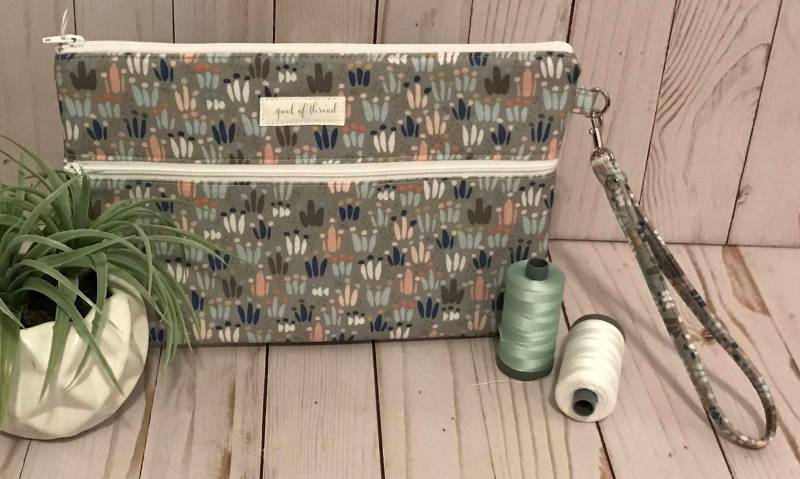 Graue Kaktus-Doppel-Reißverschluss-Armband von SpoolofThreadDesigns