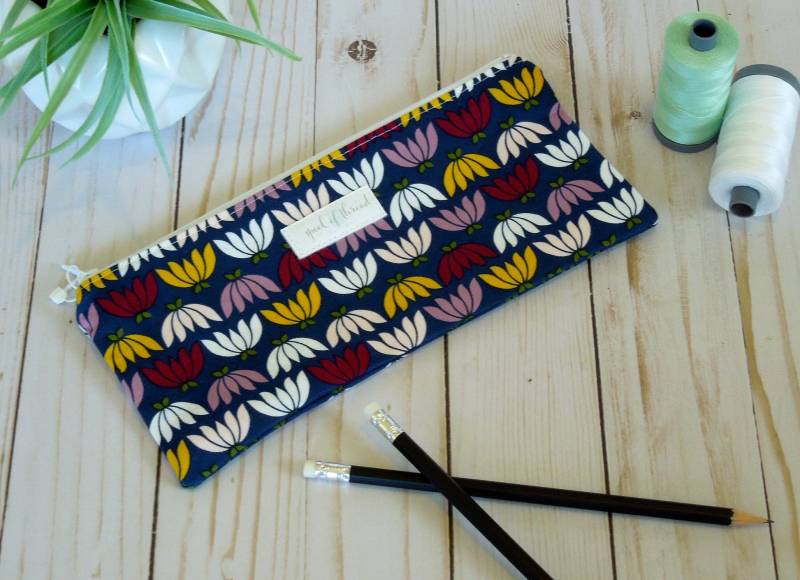 Lotus Blumen Mäppchen/Zurück Zu Schule Zip-Beutel von SpoolofThreadDesigns