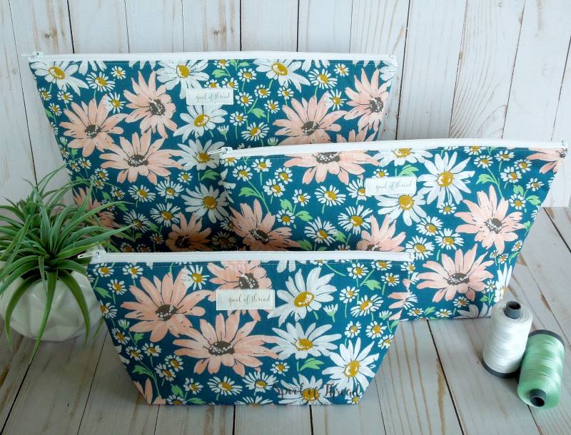 Marine Daisy Weit Offen Kosmetiktasche Set von SpoolofThreadDesigns