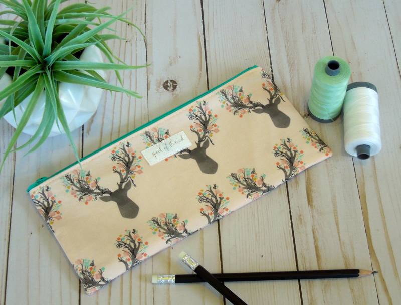 Rosa Blumen Hirsch Silhouette Mäppchen/Zurück Zu Schule Utensilientasche von SpoolofThreadDesigns