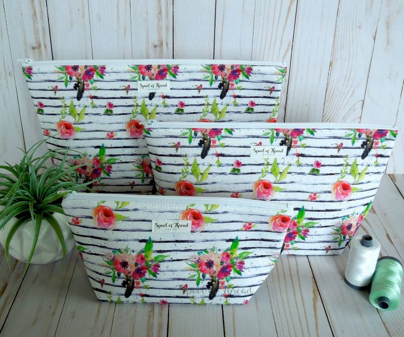 Verlieren Sie Sich Florale Streifen Weit Offen Kosmetiktasche Set von SpoolofThreadDesigns