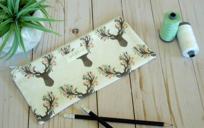 Weiße Blumen Hirsche Silhouette Mäppchen/Zurück Zu Schule Utensilientasche von SpoolofThreadDesigns