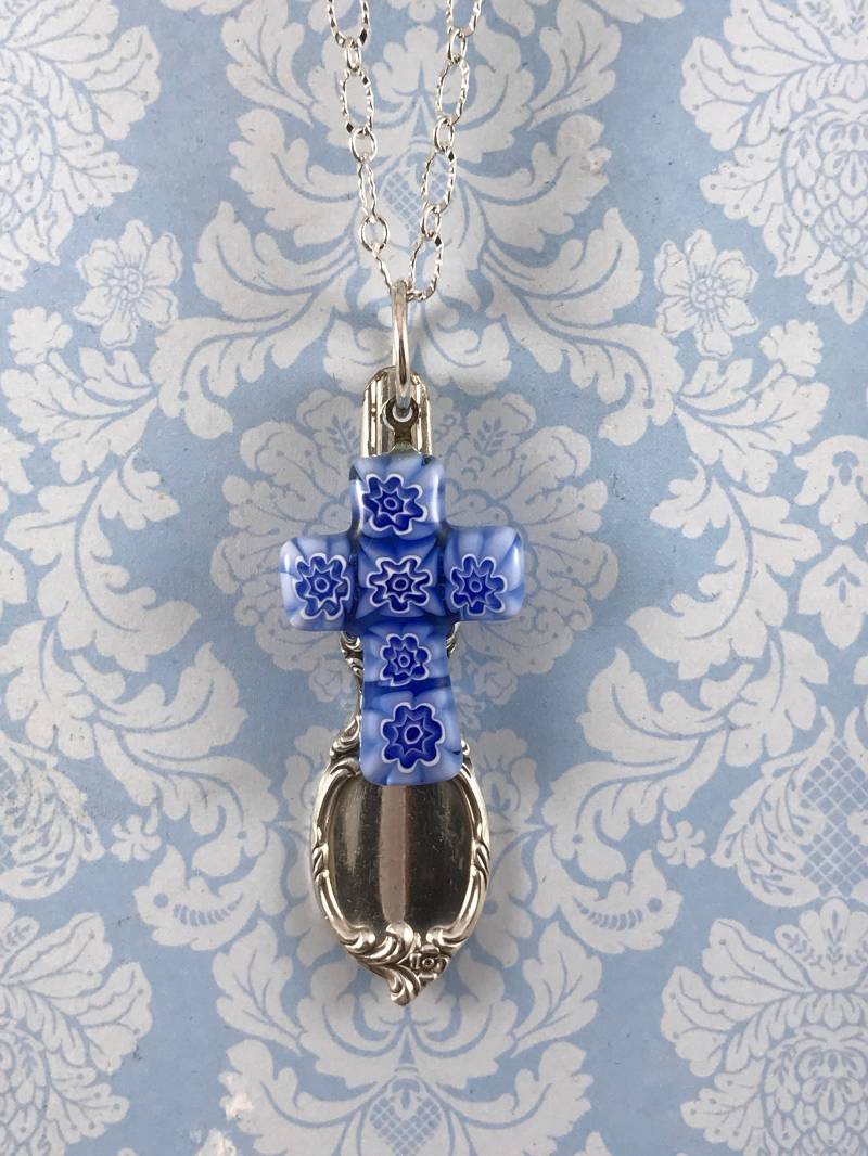 Silberne Löffel-Kreuz-Halskette Blaues Glasblumenanhänger von SpoonStruckShop