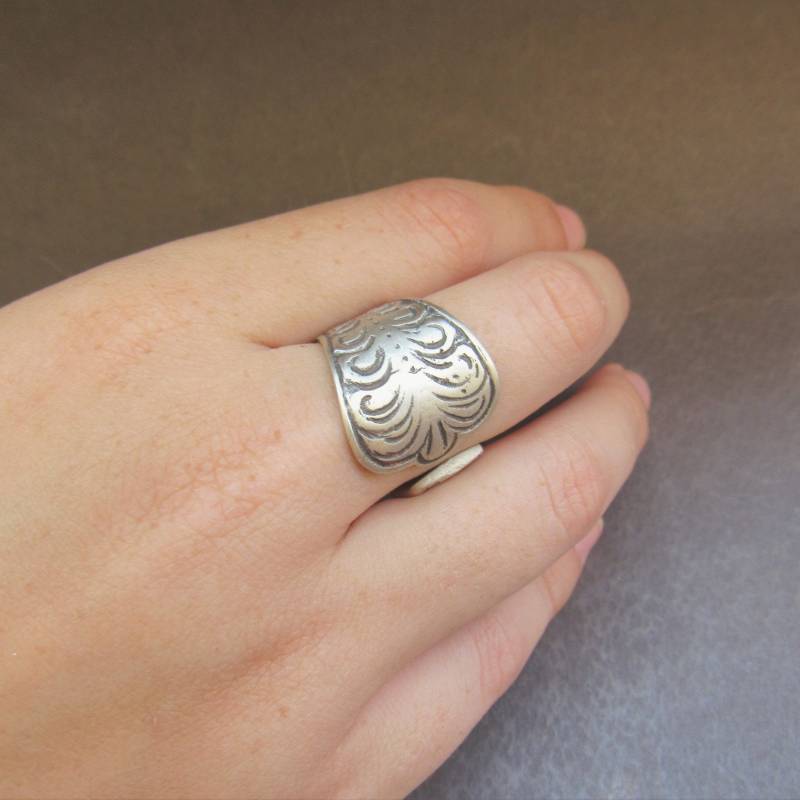 Handgravierte Sterling Silber Löffel Ring Vintage Floral Band von SpoonTales