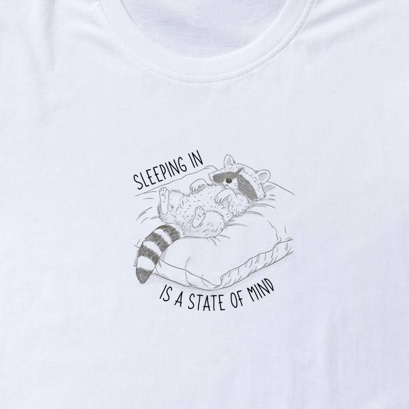 Schlurpi Der Waschbär „Sleeping in Is A State Of Mind" T-Shirt - Unisex, Nachhaltig, 100% Baumwolle, Perfekt Für Fans Schlurpi Der Waschbär „Sleeping in Is A State Of Mind" T-Shirt - Unisex, Nachhaltig, 100% Baumwolle, Perfekt Für Fans von SpoonfulArtistic