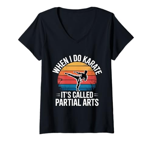 Damen When I Do Karate It's Called Partial Arts Amputation - T-Shirt mit V-Ausschnitt Damen When I Do Karate It's Called Partial Arts Amputation - T-Shirt mit V-Ausschnitt von Sportliche Amputierte Witze