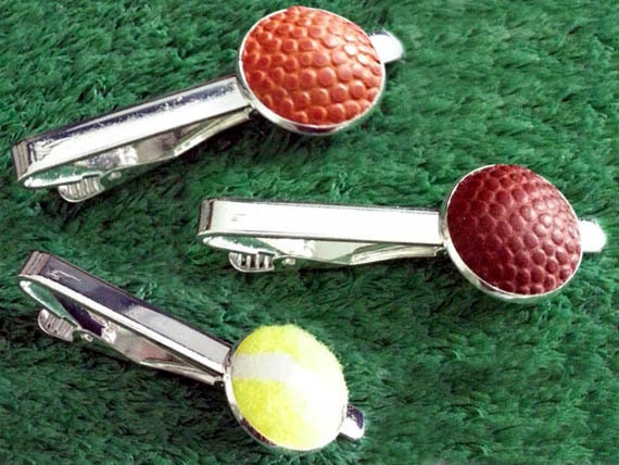 Basketball, Fußball Oder Tennisball Tie Bar | Tiebar - Krawattenklammer Tack Basketball, Fußball Oder Tennisball Tie Bar | Tiebar - Krawattenklammer Tack von SportsCufflinks