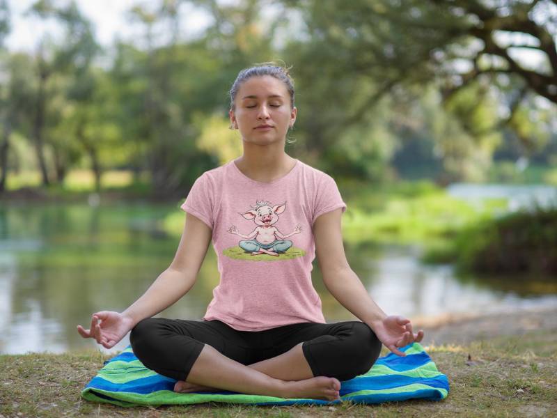 Lustiges Yoga Schweinchen T-Shirt | Damen Sportyanimals von SportyAnimals