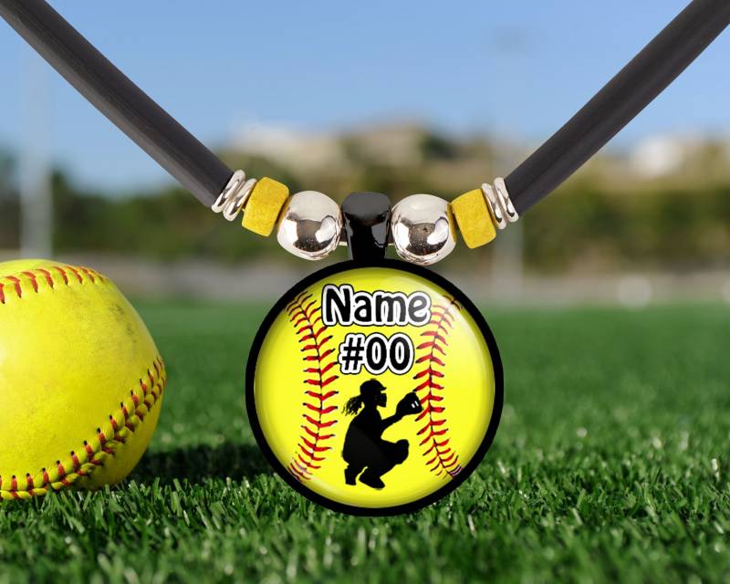 Softball Geschenk Mädchen Anhänger Halskette Mit Name Und Nummer Personalisiert Team Schmuck Trophäe Medaillen Gefälligkeiten von SpotLightJewels