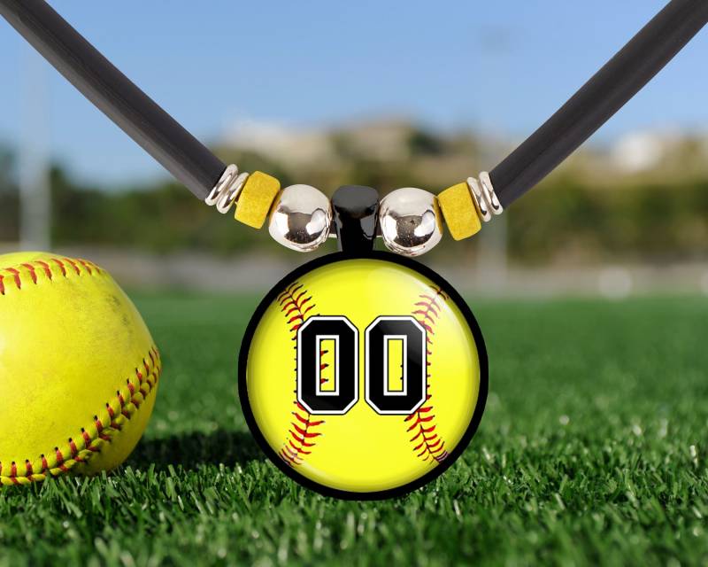 Softball Nummer Halskette Mädchen Individuelle Geschenk Anhänger Schmuck Spieler Team Geschenke Graduierung Bankett von SpotLightJewels