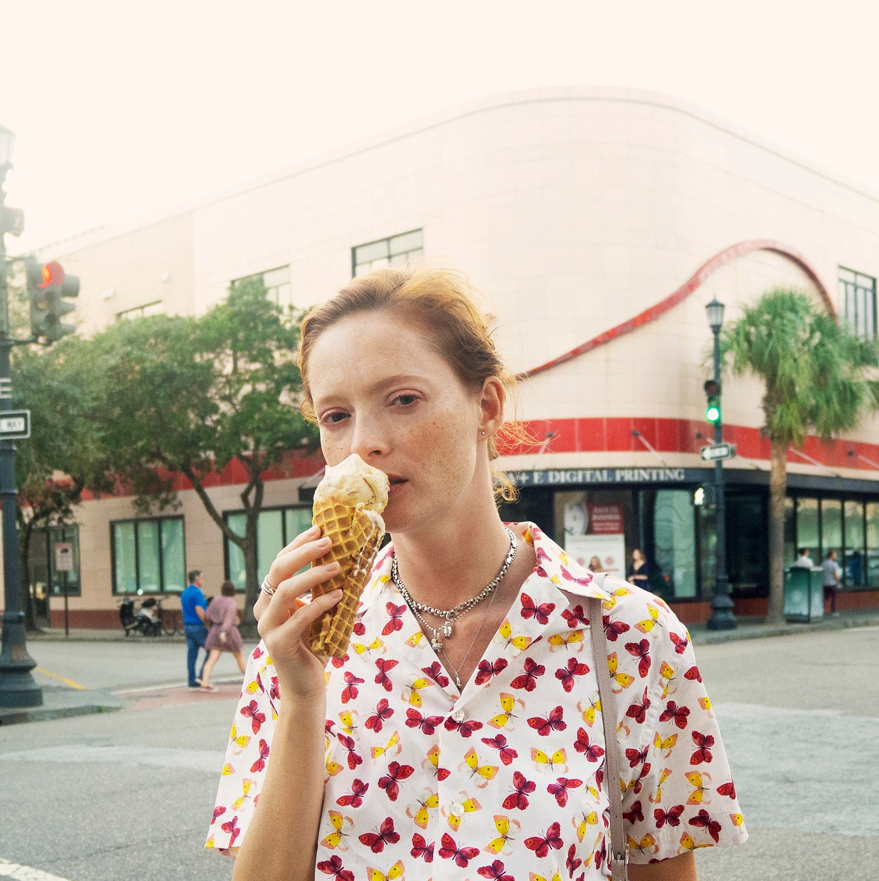 Hawaiihemd - Rote Schmetterlinge von SpotMeStudio