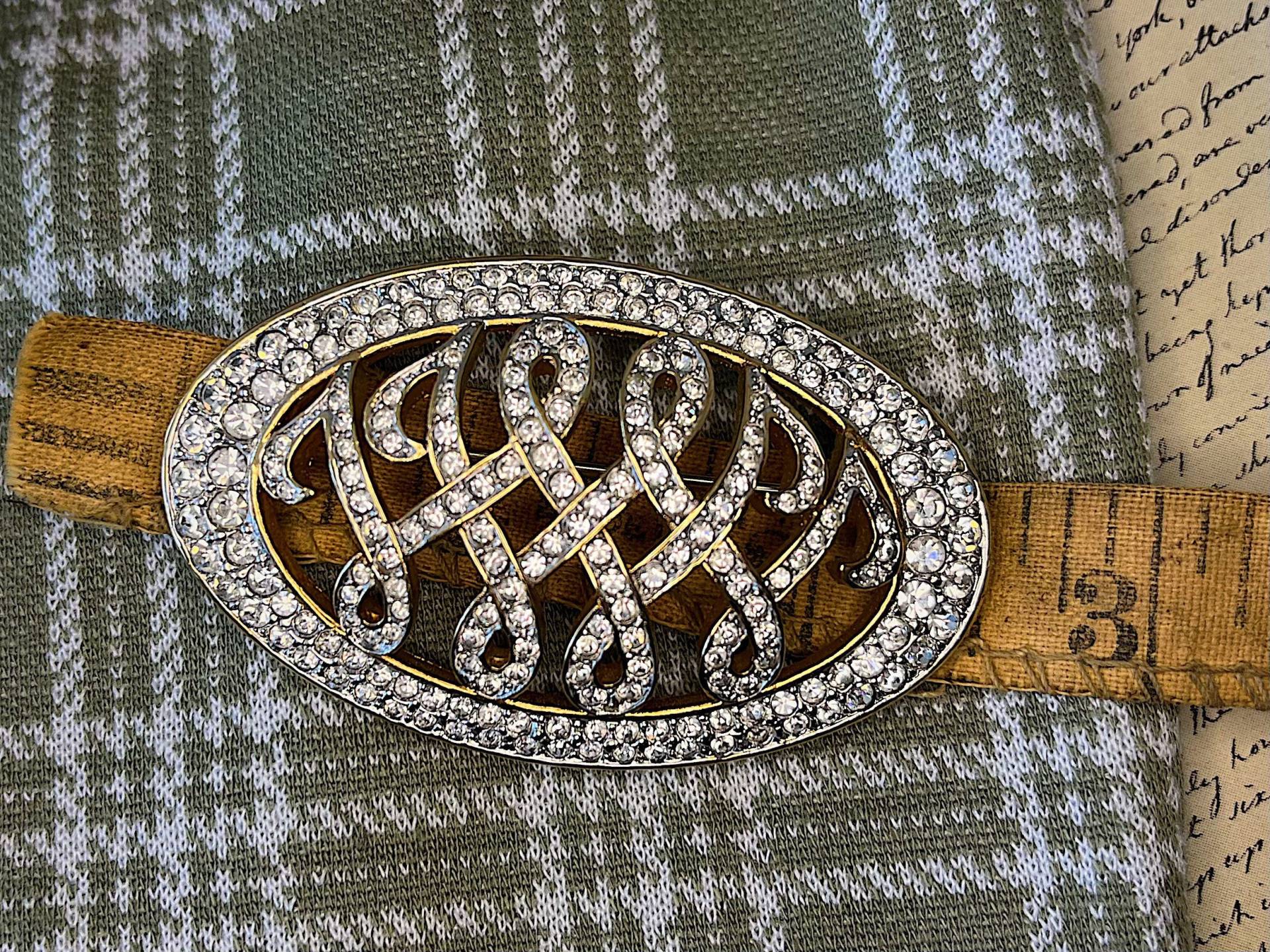 Wunderschöne Vintage Gold Ton Kristall Strass Oval Konvex Design Brosche Wunderschöne Vintage Gold Ton Kristall Strass Oval Konvex Design Brosche von SpottedDeerFinds