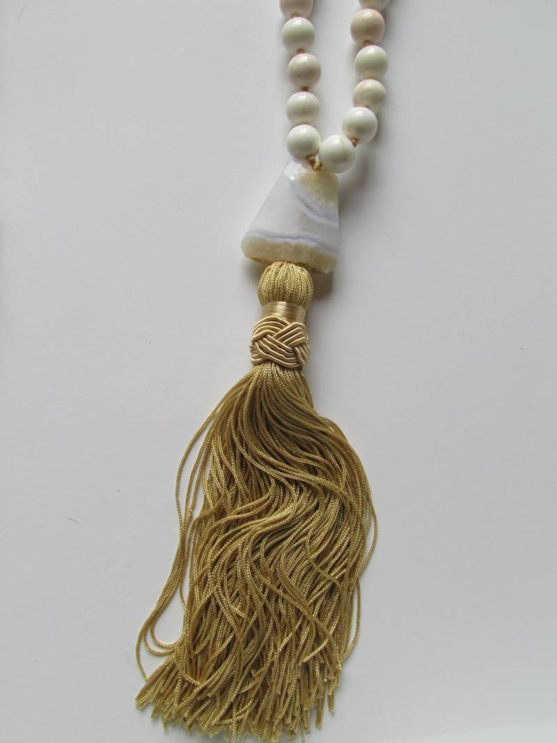 Hand Geknüpft Chalcedon & Howlite Quaste Halskette von SpottedPalmByPLP