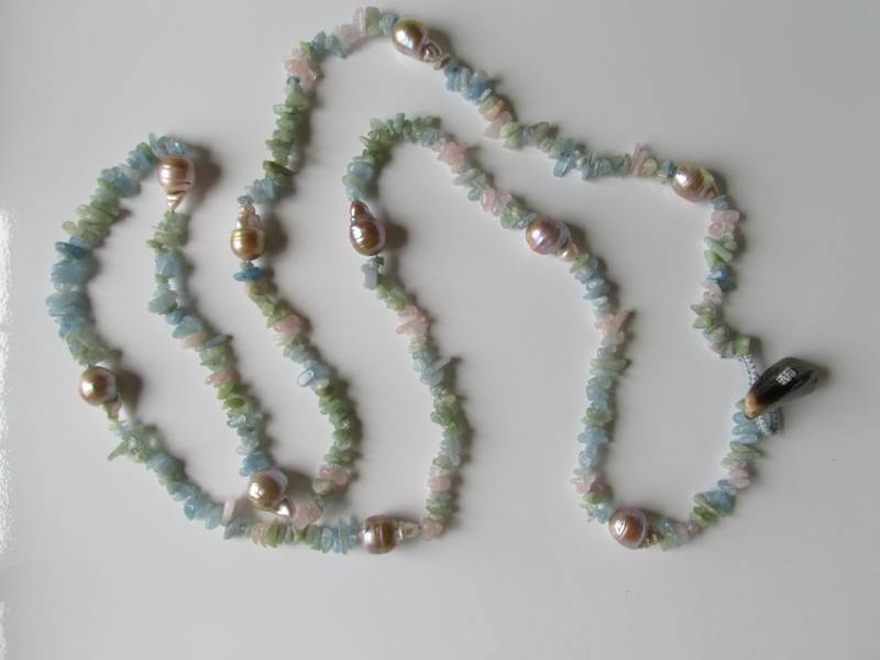 Handgeknüpft, Natürliche Beryl Chip Und Barocke Perle Horn Toggle Halskette von SpottedPalmByPLP