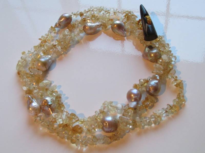 Handgeknüpfte Barock Perle & Citrine Chip Horn Knebel-Halskette von SpottedPalmByPLP