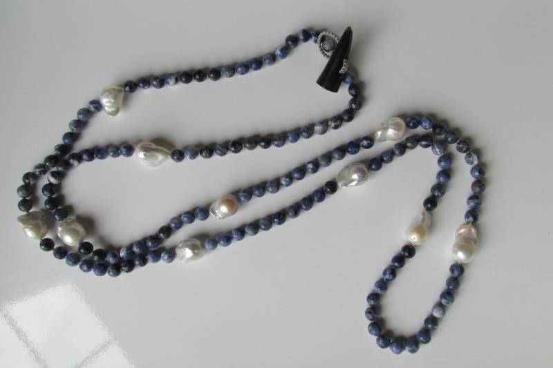 Handgeknüpfte Barocke Perle & Facettierten Sodalith Horn Toggle Halskette von SpottedPalmByPLP