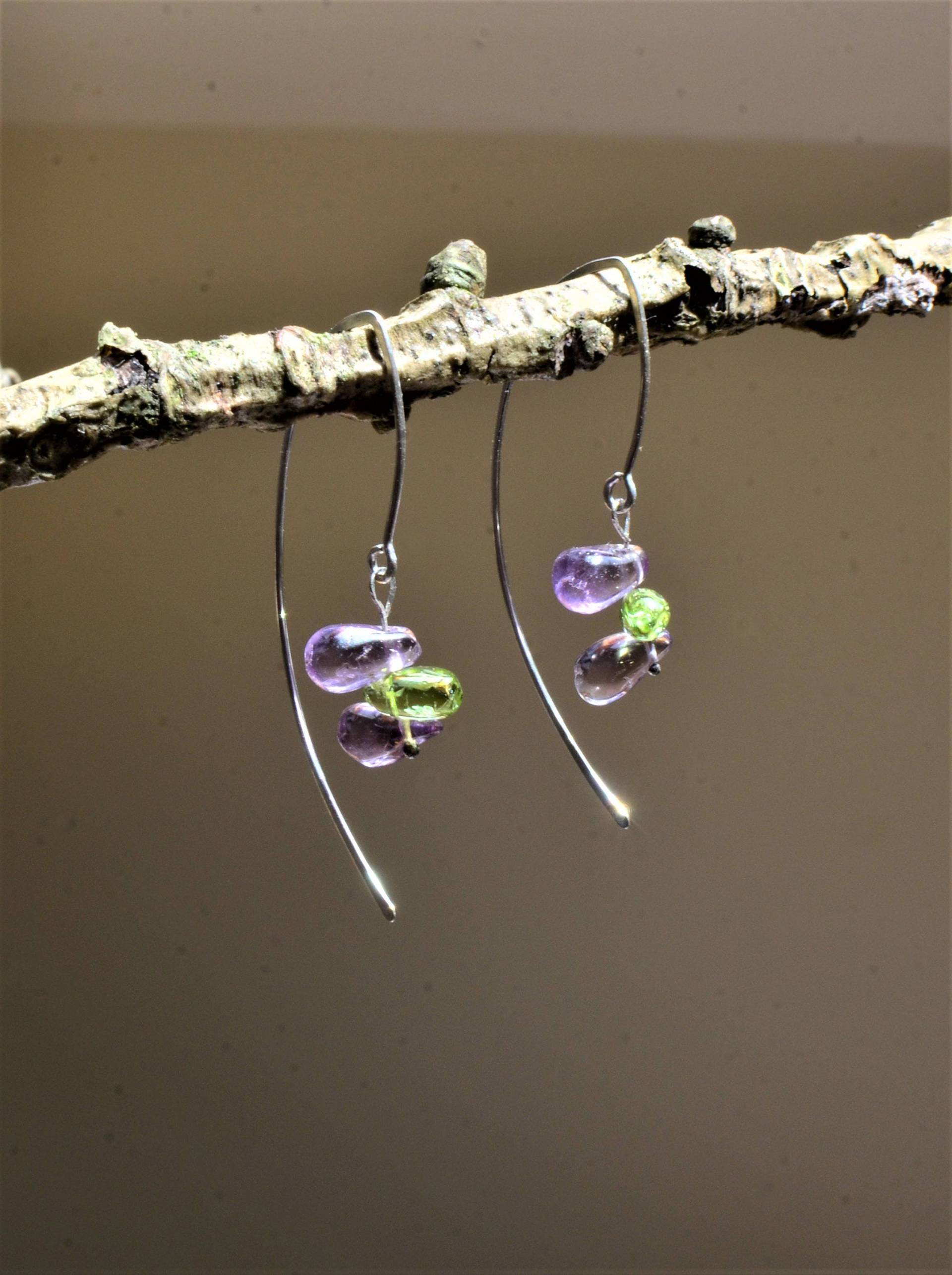 Handgefertigte Sterling Silberohrringe Mit Natürlichen Amethyst Und Peridot von Spottilizard