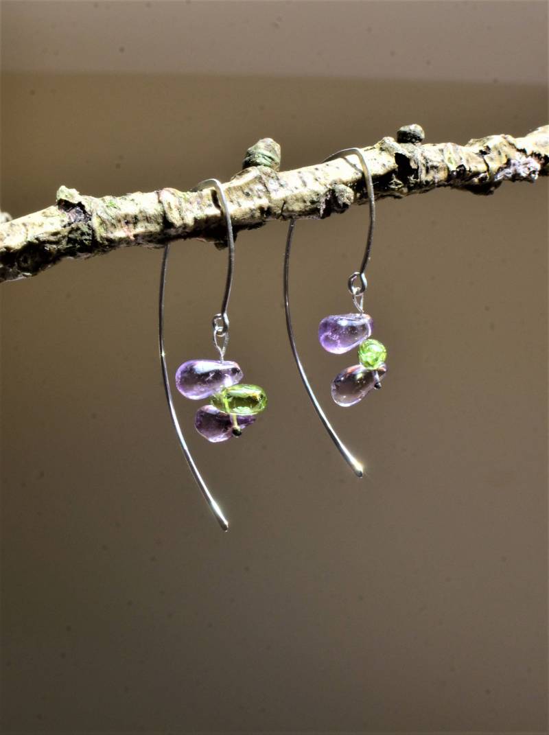 Handgefertigte Sterling Silberohrringe Mit Natürlichen Amethyst Und Peridot von Spottilizard