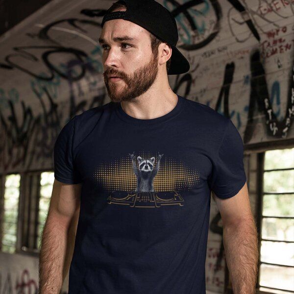 Spreecult DJ Waschbär - Bio und Fair - Männer Unisex T-Shirt - Turntable Racoon Spreecult DJ Waschbär - Bio und Fair - Männer Unisex T-Shirt - Turntable Racoon von Spreecult