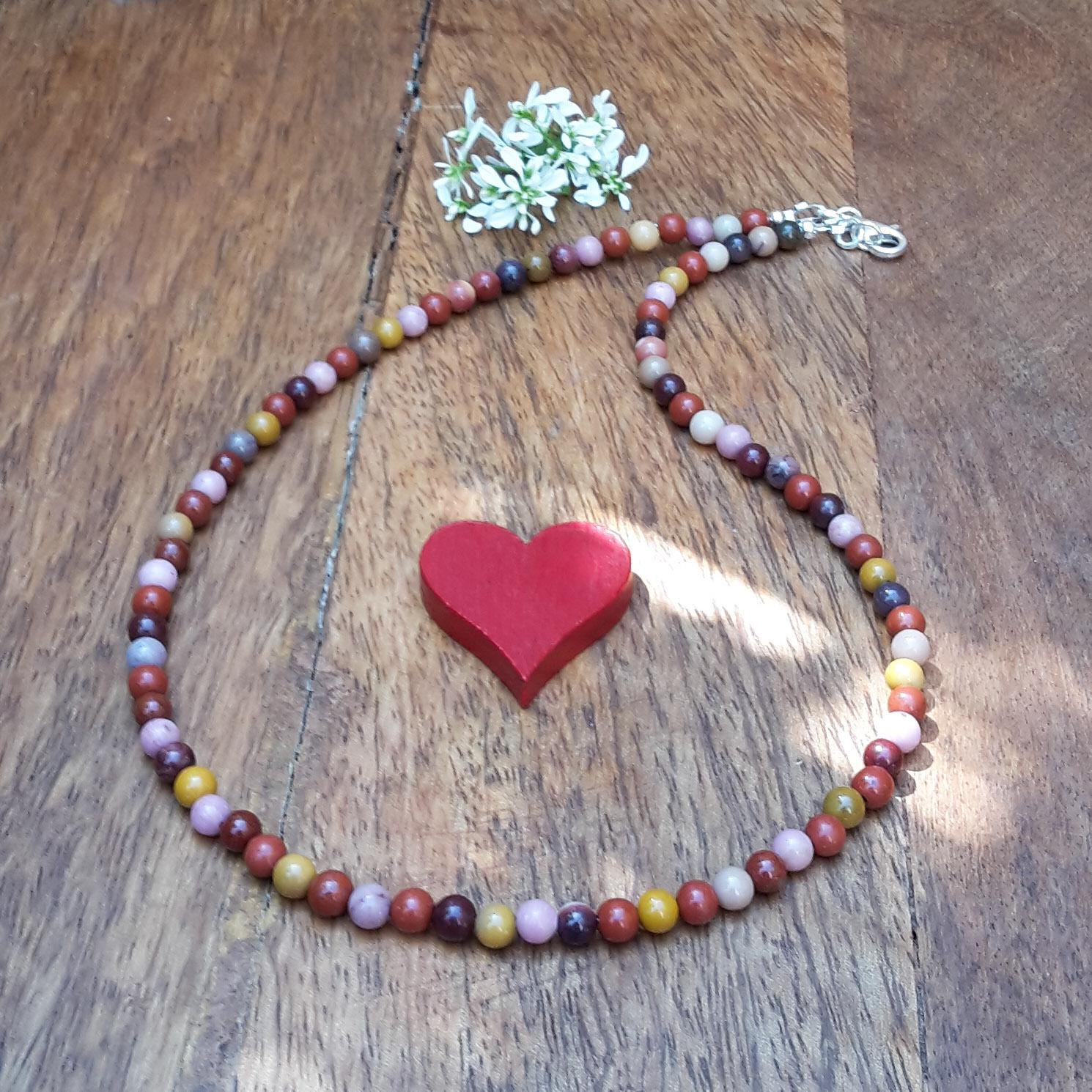 Bunte Perlenkette/Mookait Schmuck Kette Für Freundin Mit Kleinen Perlen Mookait, Roter Jaspis & Rhodochrosit 4 Mm von Spreeschmuck
