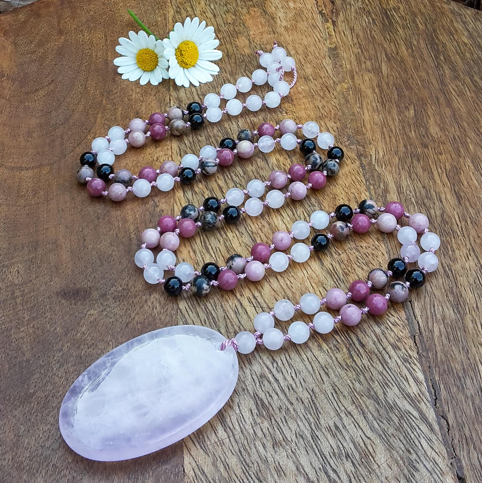 Yoga Kette/Spiritueller Schmuck Mala Rosenquarz Rosenquarz, Rhodonit Und Onyx 6 Mm Mit Anhänger von Spreeschmuck