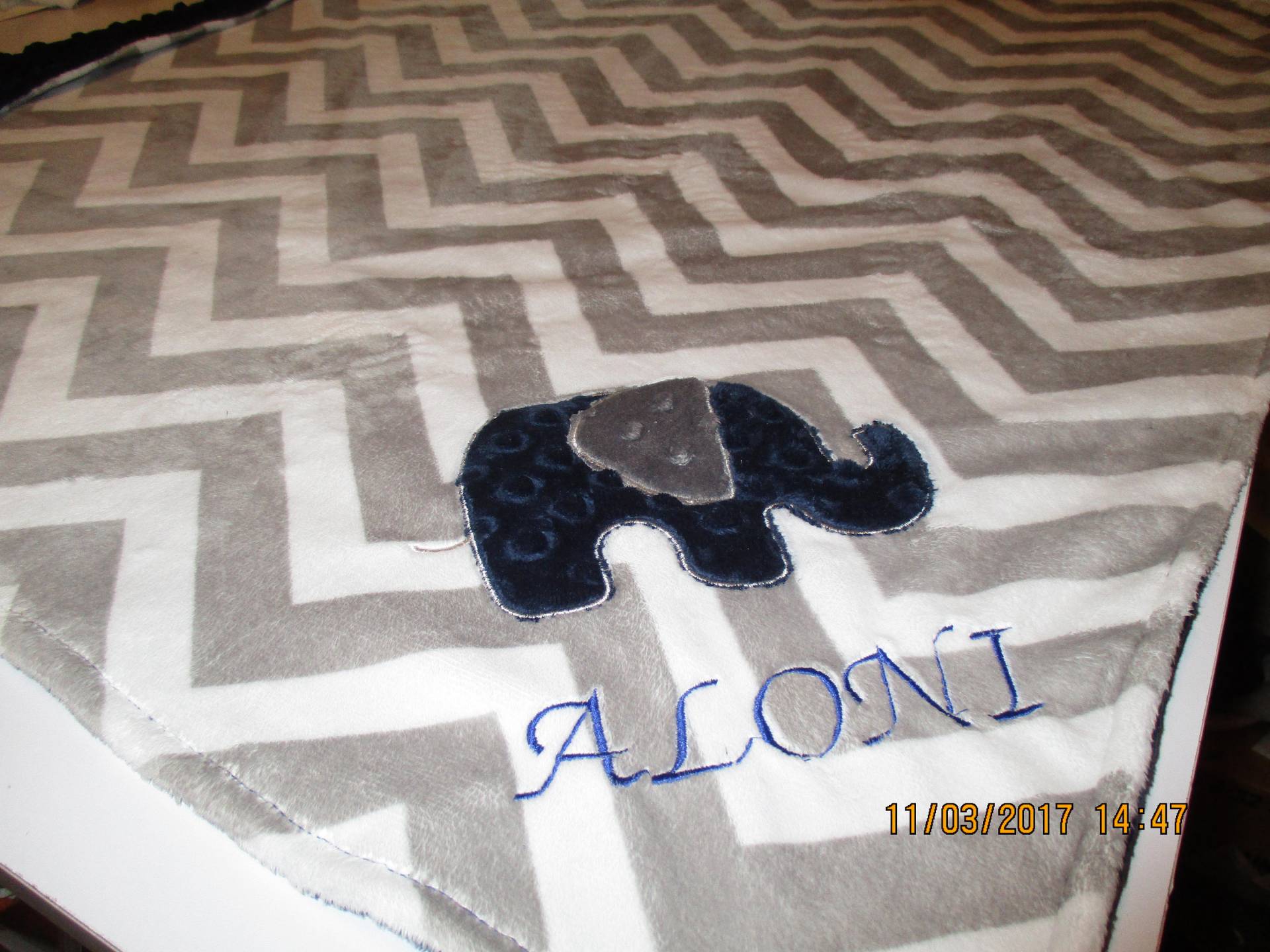 Chevron Minky Babydecke Mit Namen Und Elefant Chevron Minky Babydecke Mit Namen Und Elefant von SpringJunktion