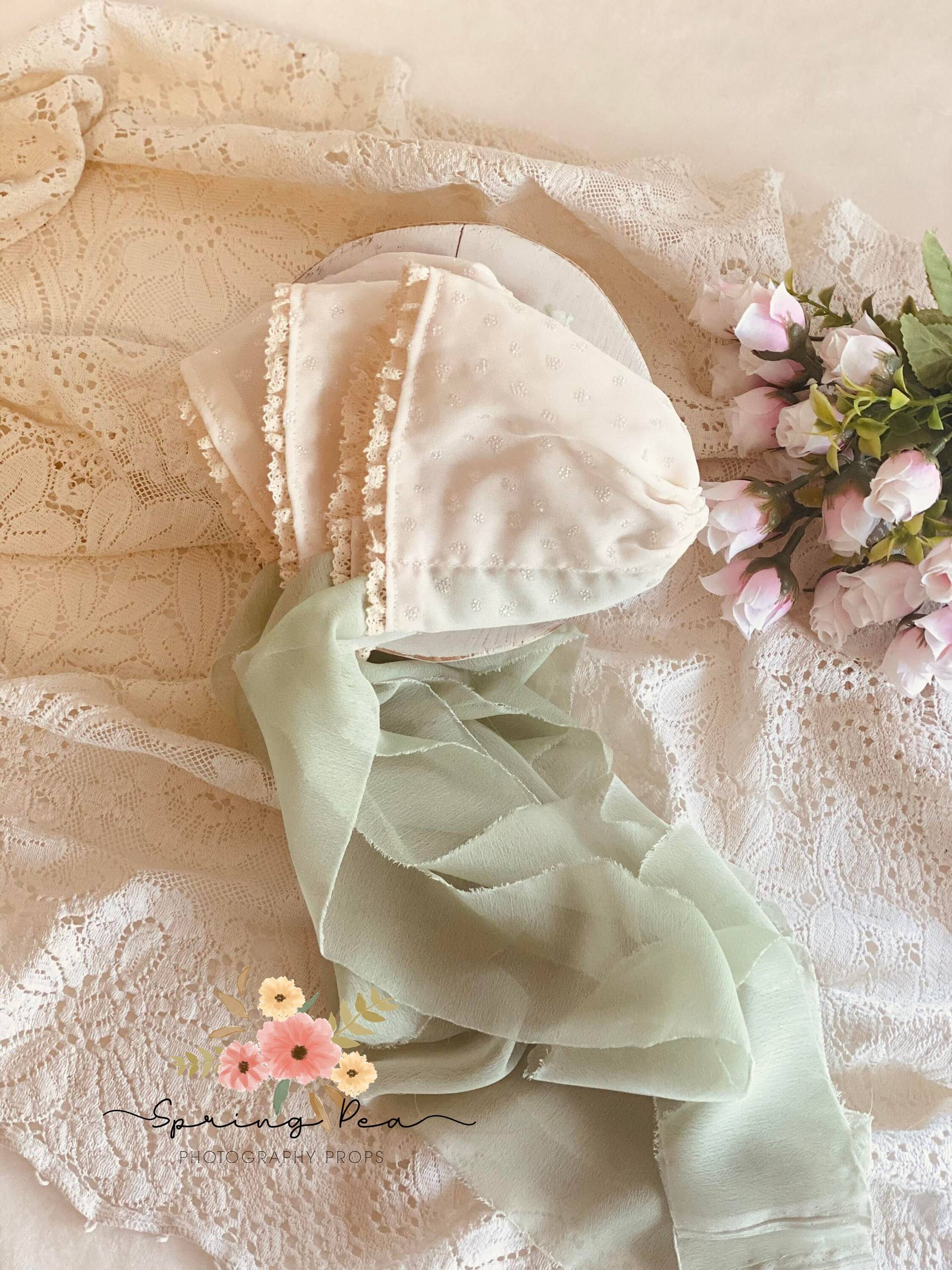 Newborn Jasmine Haube Aus Kristallspitze Newborn Jasmine Haube Aus Kristallspitze von SpringPeaProps