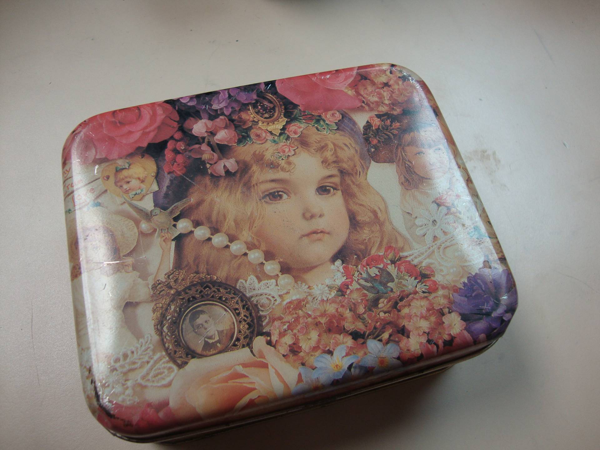 Antike Mädchen Gefütterte Dose von SpringbirdDesigns