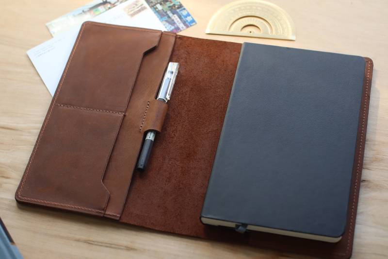4 Pocket Leder Notebook Journal Cover, Personalisiert | Für Moleskine, Field Notes, A5 Oder A6 Großes Notizbuch von SpringbokCraftCo