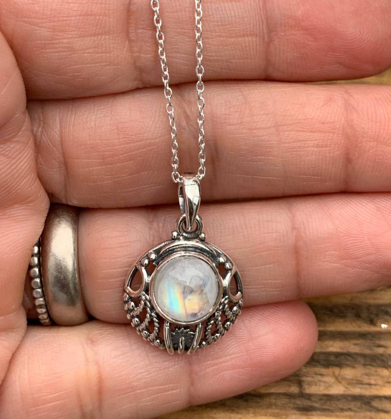 Mondstein Halskette, Zarte Boho Regenbogen Oval Sterling Silber, Geschenk Zum Muttertag von Springwaves