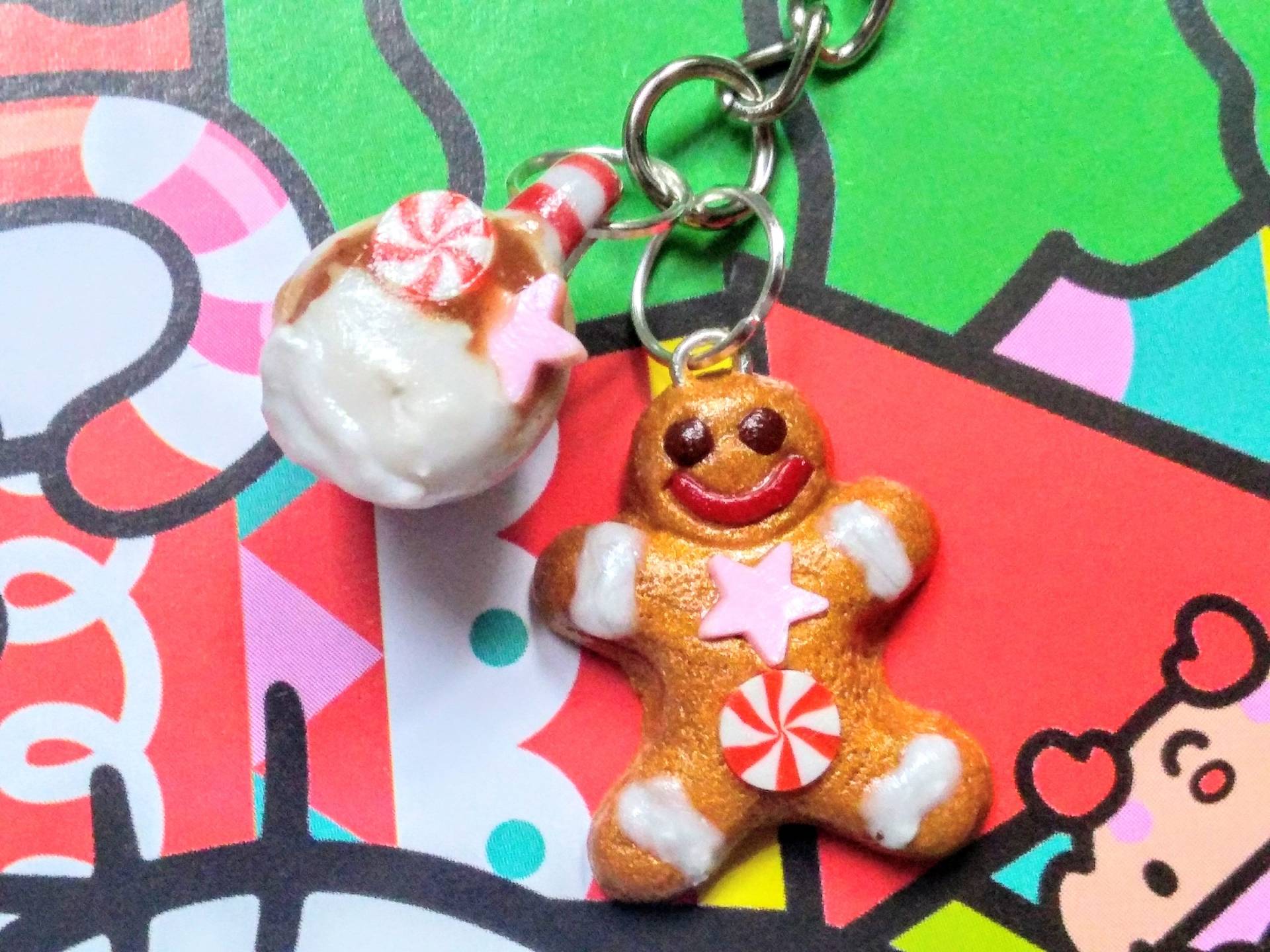 Lebkuchenmann Und Tasse Heißer Kakao Schlüsselanhänger - Miniatur Essen Schmuck Unleserlicher Schmuck, Weihnachts Schlüsselanhänger von SprinkleCake