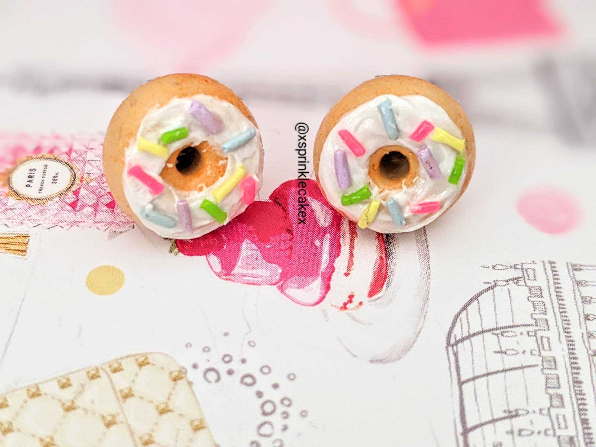 Vanille Frosted Sprinkle Donut Ohrstecker, Miniatur Essen Schmuck, Unedible Ohrringe, Mini Süß, Kinder von SprinkleCake