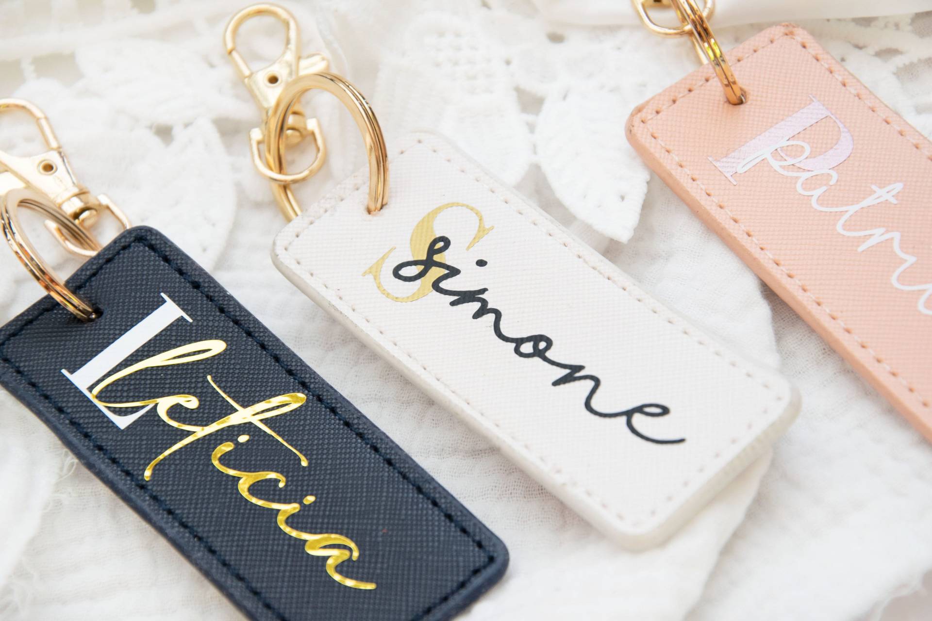 Schlüsselanhänger Personalisiert Mit Name, Saffiano Leder Anhänger, Taschenanhänger, Weihnachtsgeschenk Familie, Personalisierte Geschenke von SprinkleandStyleShop