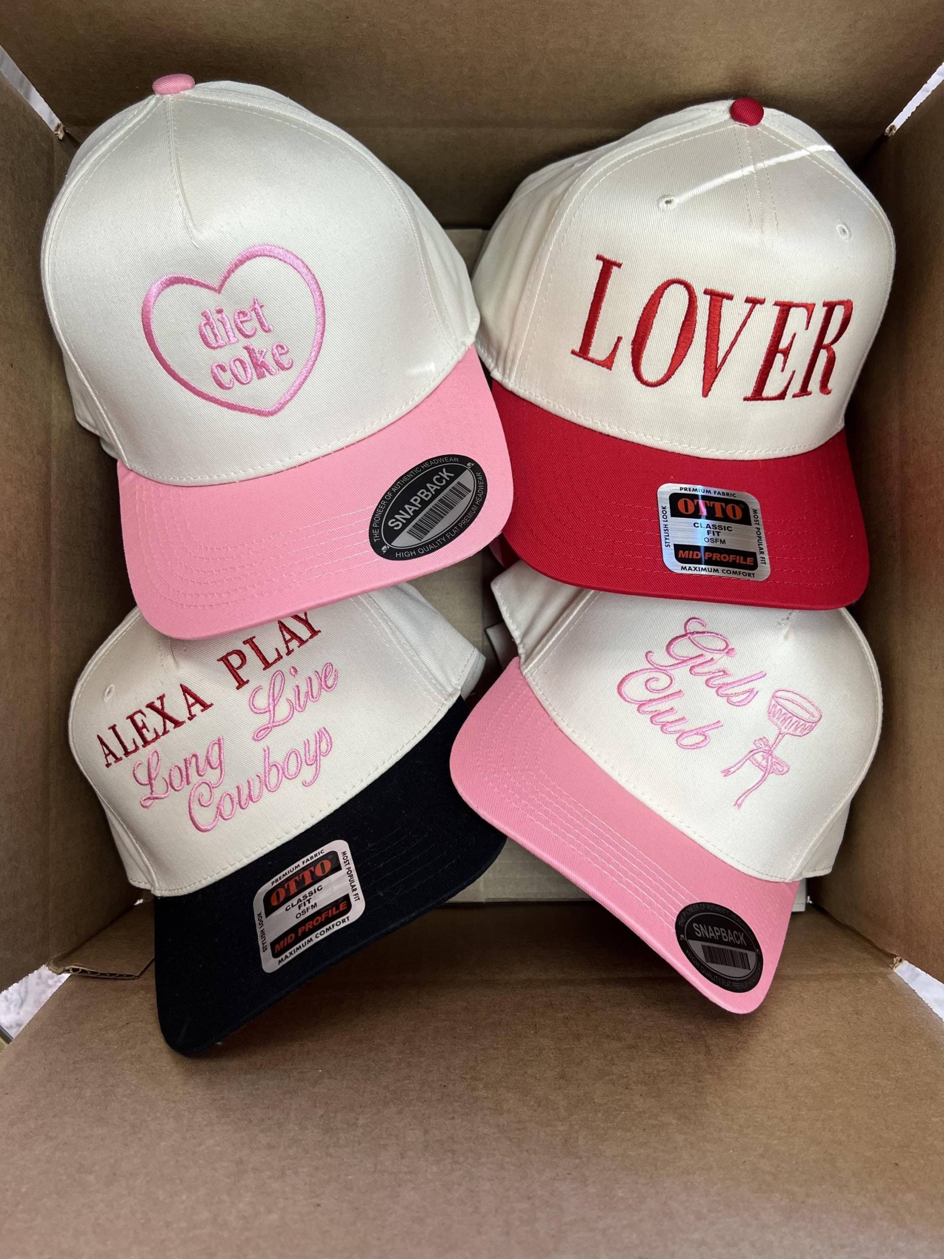 Benutzerdefinierte Gestickte Cocktail Vintage Trucker-Hut // Zweifarbige Trucker-Hut, Martini-Hut, Bachelorette Girls Trip Hats, Martini Geschenk von SprinkledWithPink