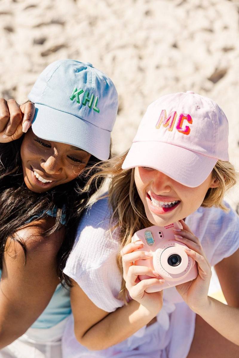 Gestickte Monogramm-Baseballmütze // Monogramm Baseballmütze, Personalisierte Mütze, Strandmütze, Bachelorette Hut, Individuelle Mütze von SprinkledWithPink