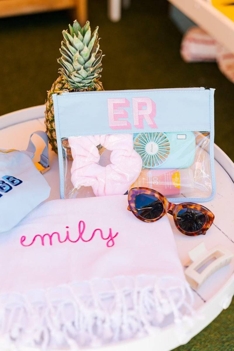 Bestickte Nylontasche // Personalisierte Schminktasche, Kosmetiktasche Mit Individuellem Namen, Geschenk Für Mama, Brautjungfer Geschenk von SprinkledWithPink